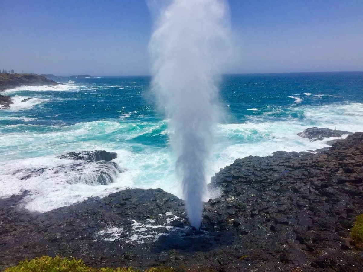 瞬间喷发的水柱