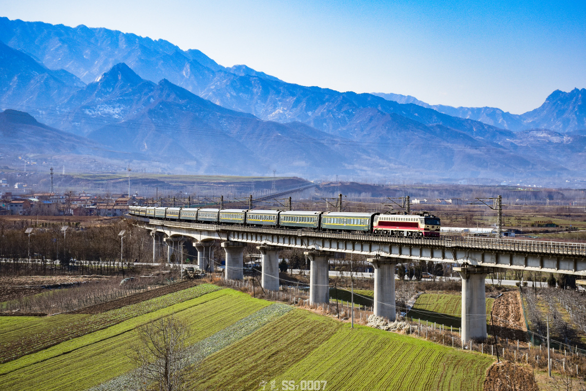 终南山下秦岭南北西康铁路