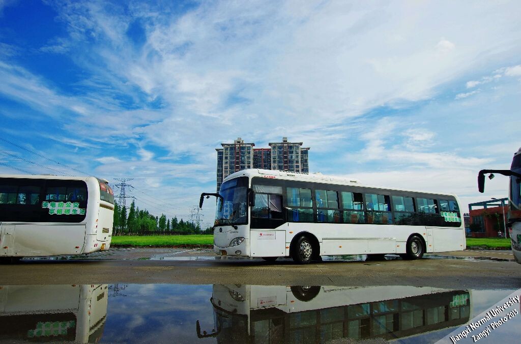 镜<br />
2004年夏天第一次来瑶湖新校区坐的就是208，记得当时的图书馆还没有完工，所谓镜湖也就是个大水坑，208还能在校区内横冲直闯..一晃将近10年过去了，208的换了三次车体了~这次是最新的电动公交，是南昌本土企业百路佳生产，挺给力的~