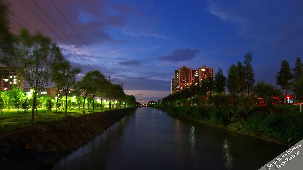 所谓基友，在河中央。<br />
摄于江西师范大学