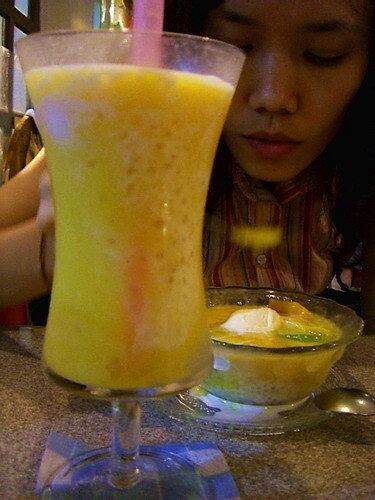 一片黄<br />
2008.08.01@果真掂。芒椰西米与杨枝金露