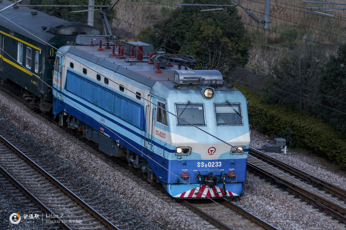 ss8牵引t81次通过闵申路桥