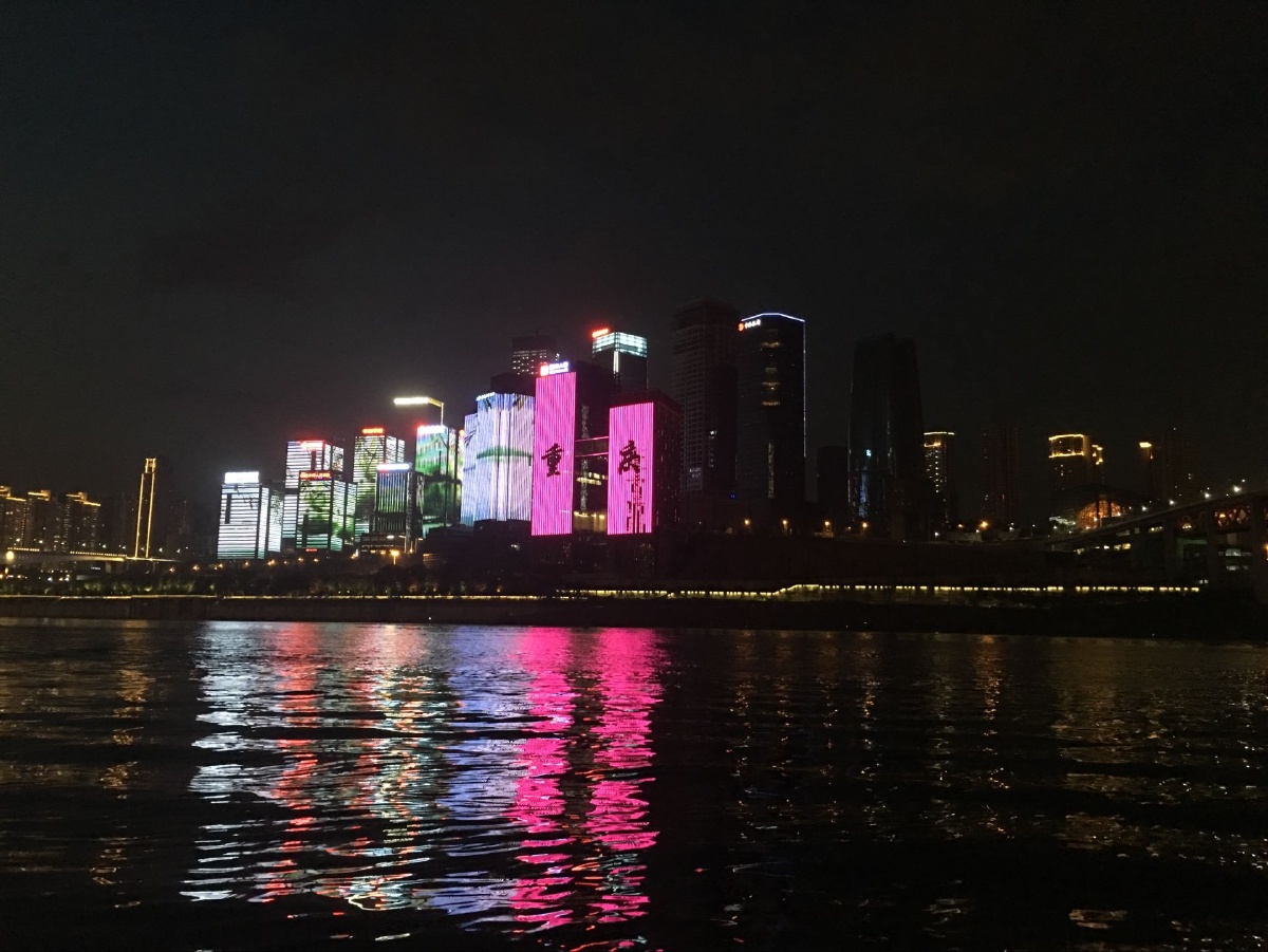 黑夜和明亮的灯光形成对比,将重庆的夜色凸显得更美