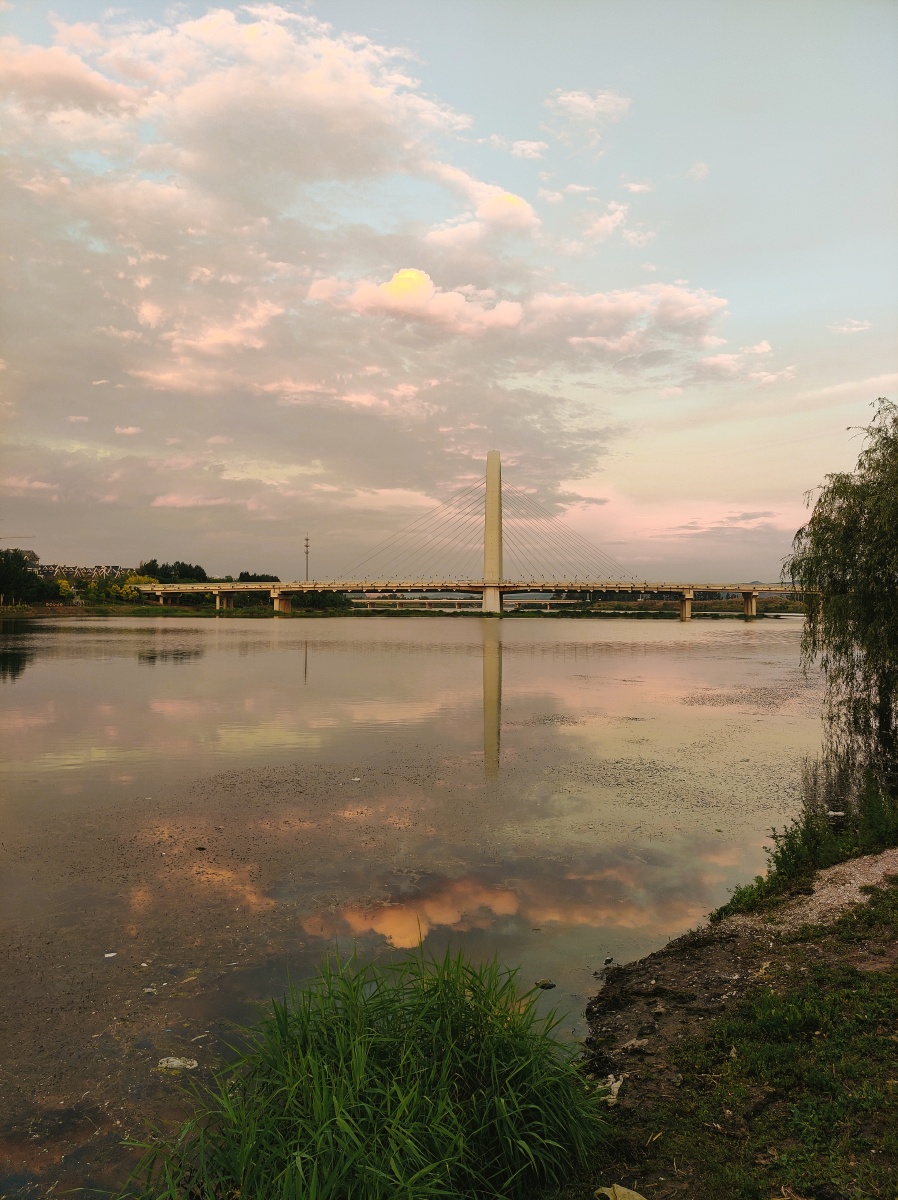 晚霞中的海城杨柳河
