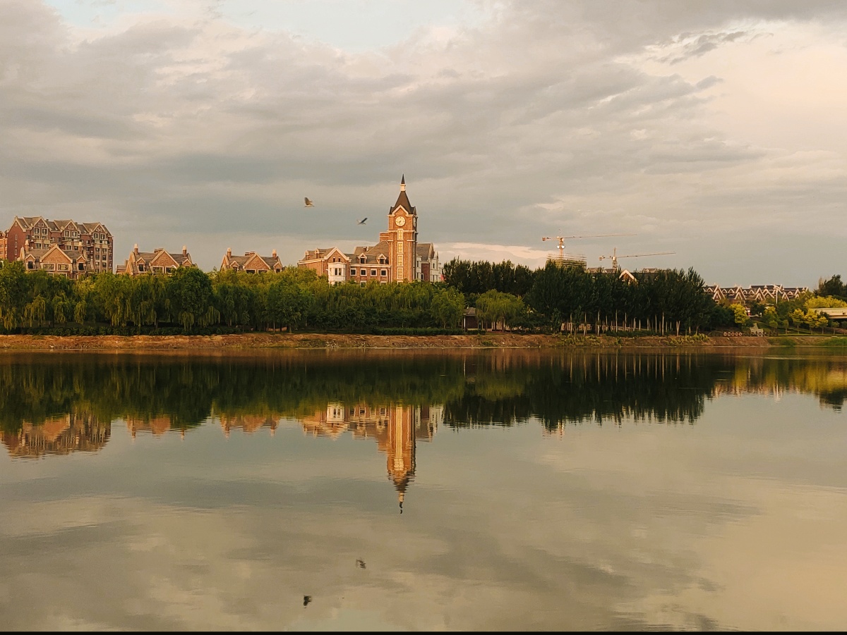 晚霞中的海城杨柳河