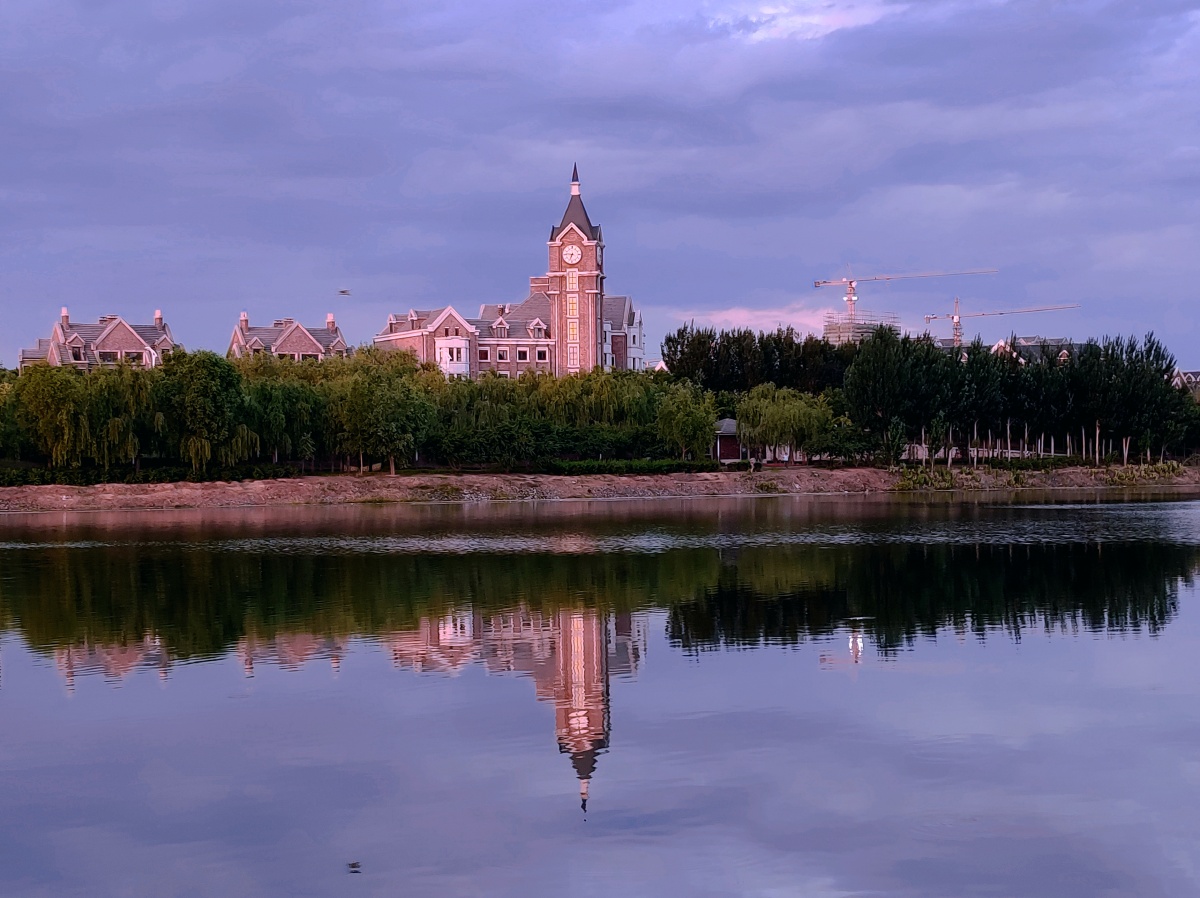 晚霞中的海城杨柳河