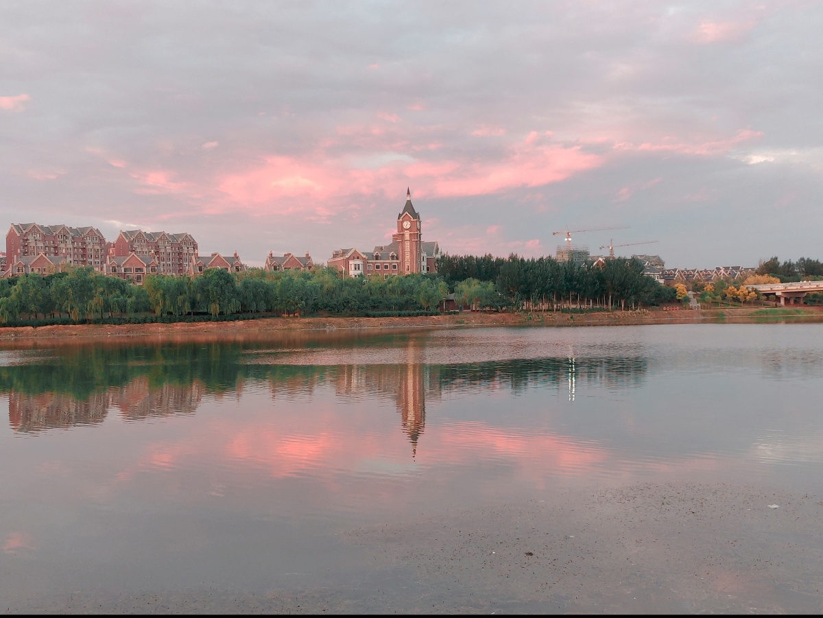 晚霞中的海城杨柳河