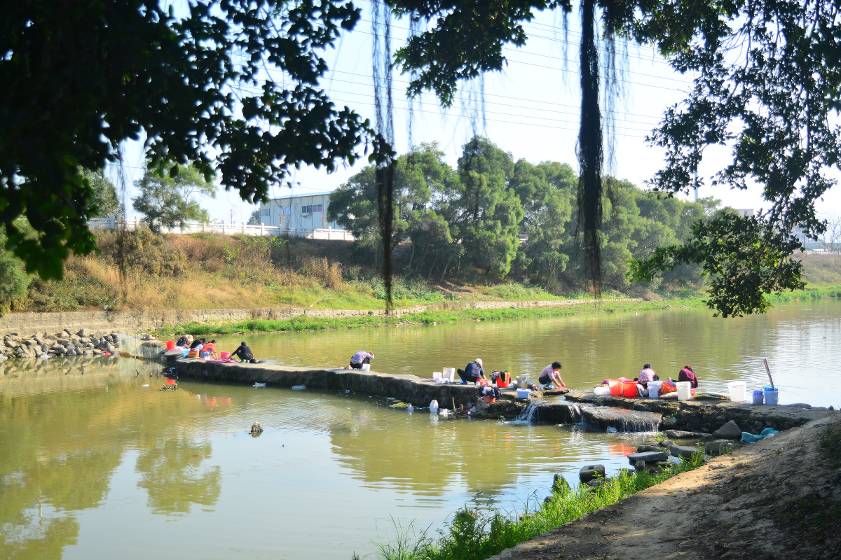 河边洗衣摄于广东普宁上塘白马村