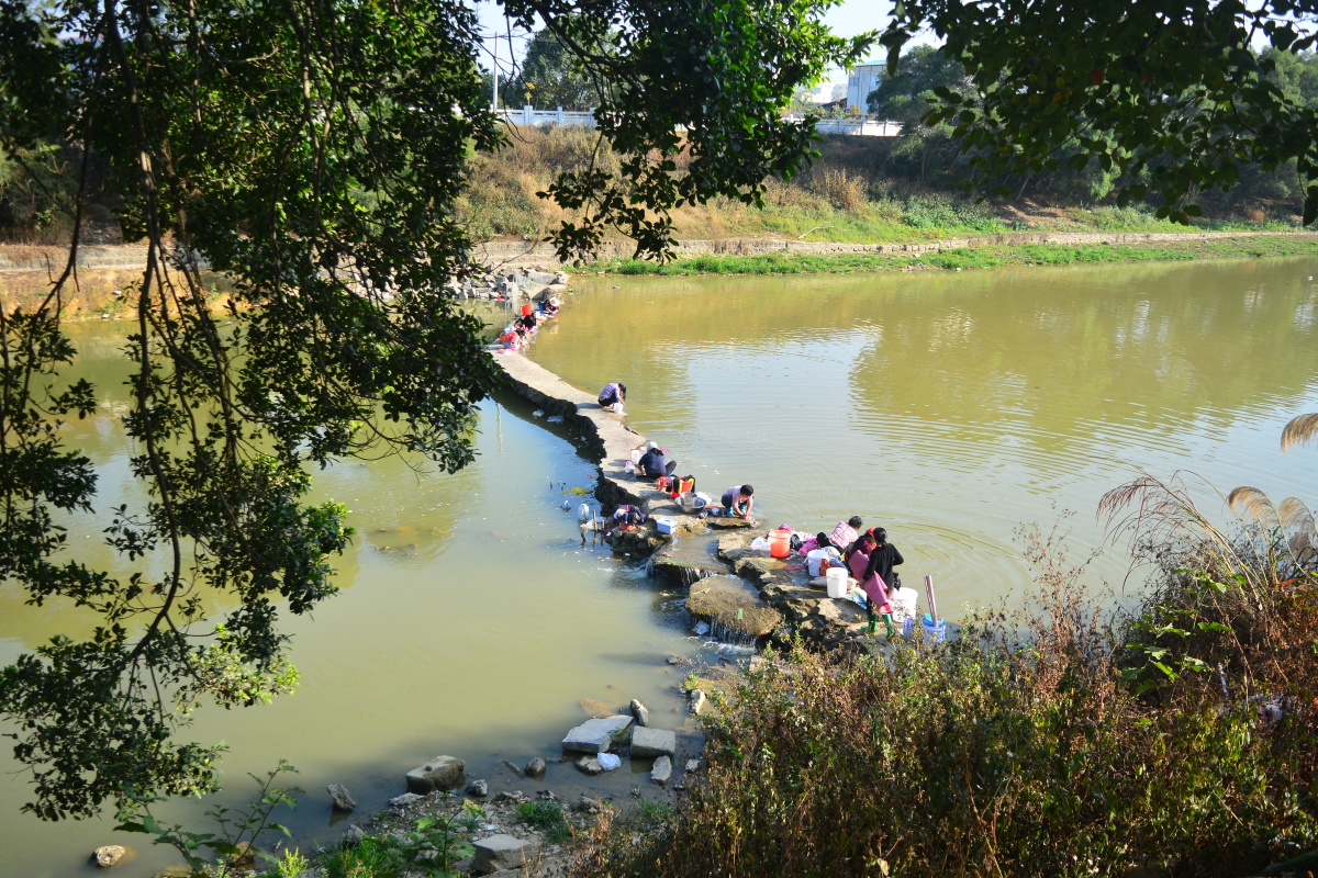 河边洗衣摄于广东普宁上塘白马村
