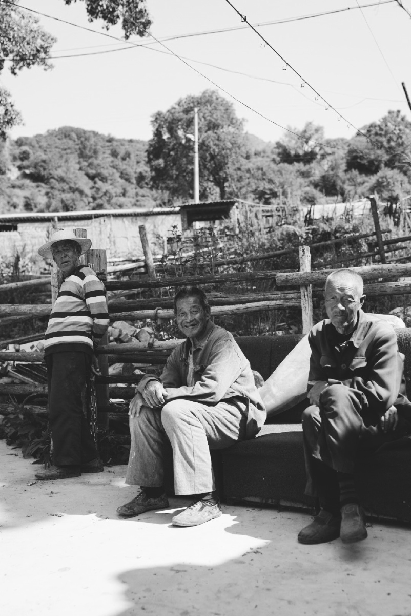 孩子们来吕梁写生 我就在附近扫村 一下遇到三个老人 好兴奋