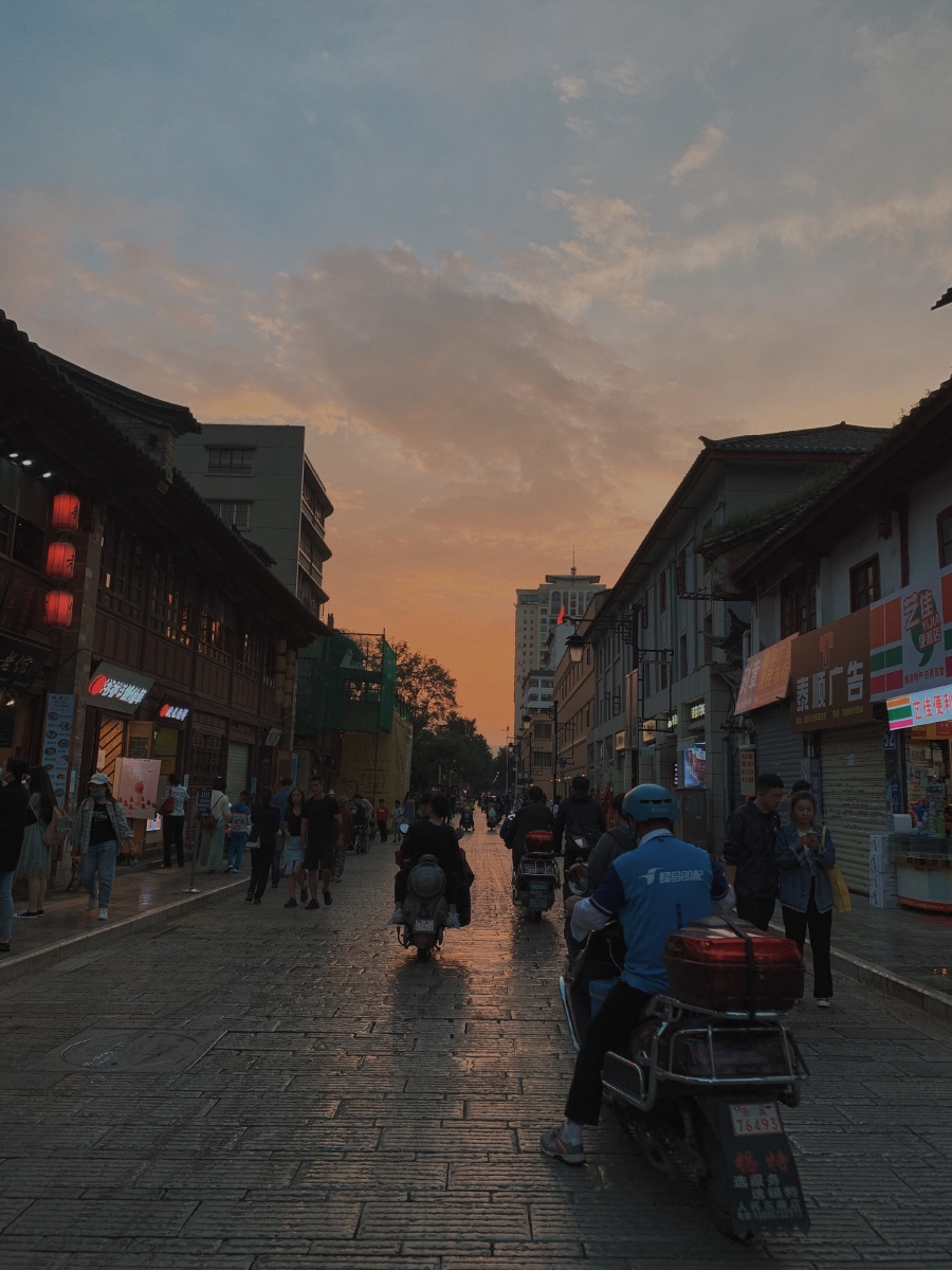 夕阳下的昆明老街