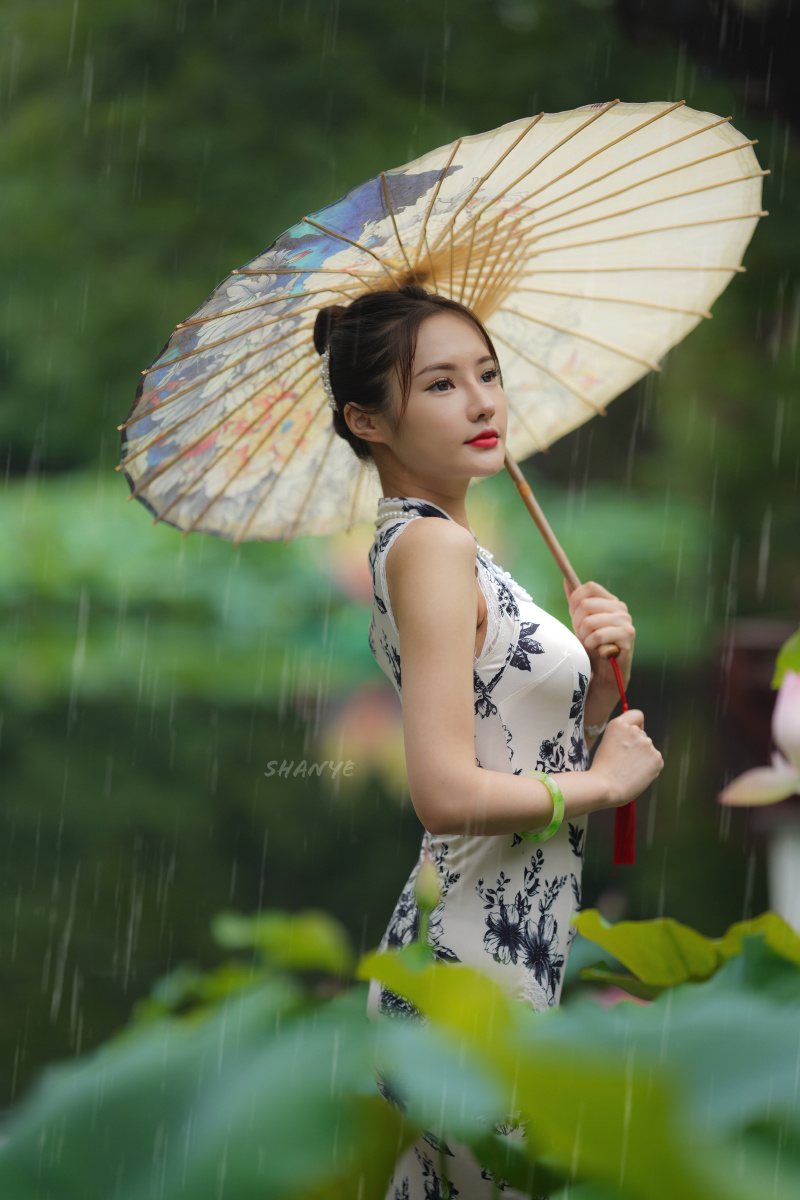 怜人歌偶尔下雨偶尔天气好有的时候古猗园绿色特别漂亮和旗袍美女特别