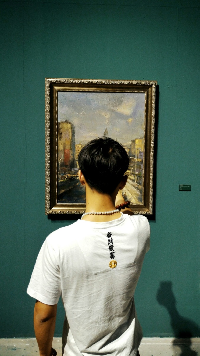 看画展的小伙子