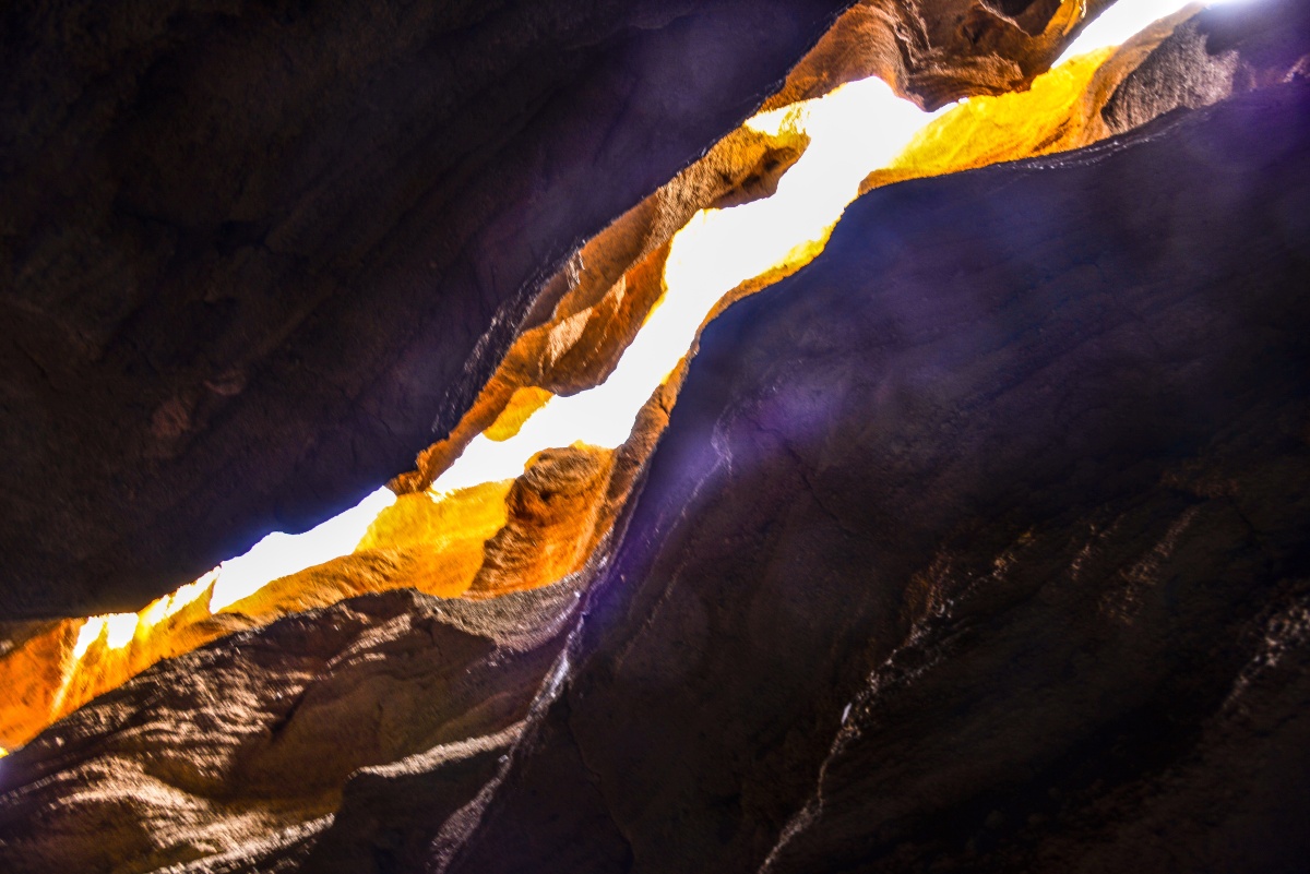 一线天"罗布泊大裂缝"