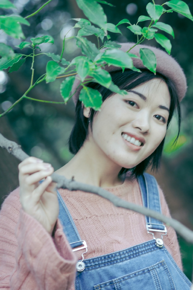 可盐可甜的酒窝少女笑容撒满了秋天的公园