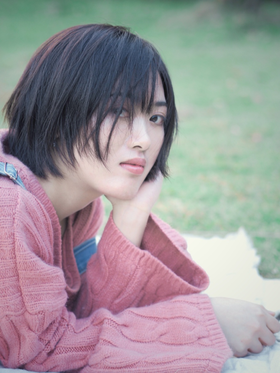 可盐可甜的酒窝少女笑容撒满了秋天的公园