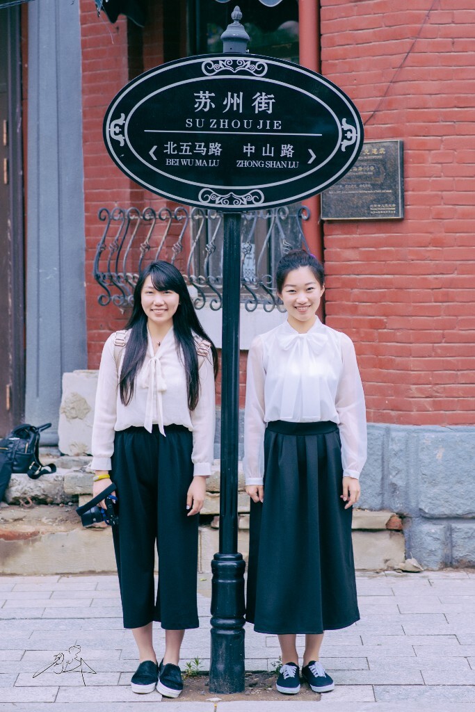 给春雨拍照，大头帮忙。结果两人衣服撞衫了，其实女生对这个很敏感吧。但这一张是大头看到我给春雨拍照的时候，跑过来拍了一张。两个人笑容都很甜，很自然。