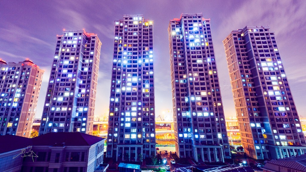 一场大雨空气质量高了很多，可见度也非常好，本已打算休息，但是看到窗外的万家灯火，还是决定起来拍一张照片纪念一下。