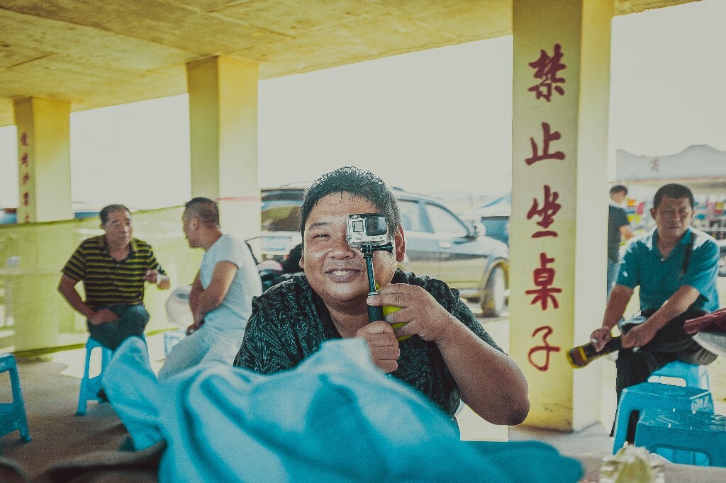 单位活动，镜头对准同事的时候，他拿起了我的GoPro摆出摄影姿势。