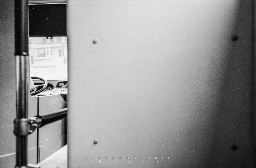 【407公交车】<br />
相机:禄来35se <br />
胶卷:Fomapan100