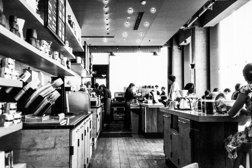 【星巴克】<br />
相机:禄来35se <br />
胶卷:Fomapan100