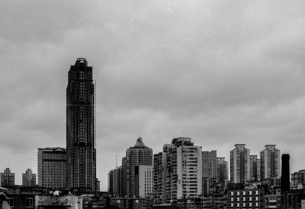 【窗外】<br />
相机:尼康F3HP+Ai50mm1.4 <br />
胶卷:Fomapan100