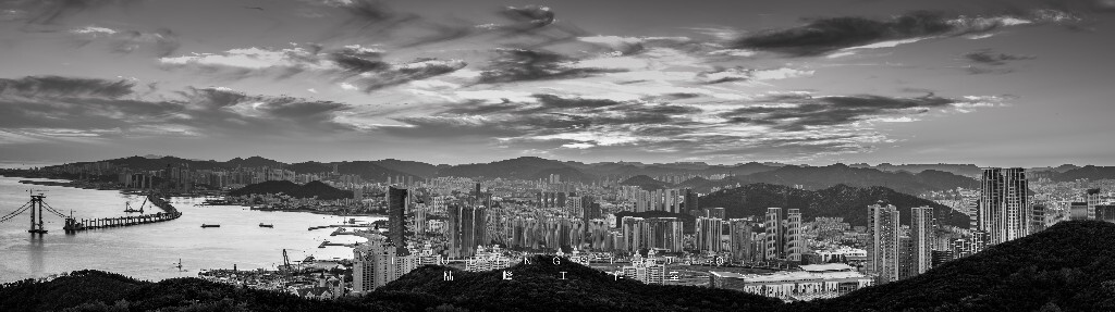 器材：尼康D800+85mm1.8G；<br />
竖版拍摄7张后合成，这张照片原图像素已经超过2亿。拍摄时间是2014年，那时候跨海大桥还没建成，星海广场华表还在那里屹立着。