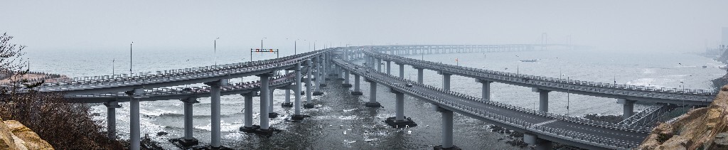 器材：尼康D800+14-24mm2.8G；<br />
三张拼接全景。其实这座桥很多人都拍过，其实今天天气很糟糕...虽然不是一个拍摄的好日子，但因为今天生日，总觉得应该做点什么，索性就去拍星海大桥了。