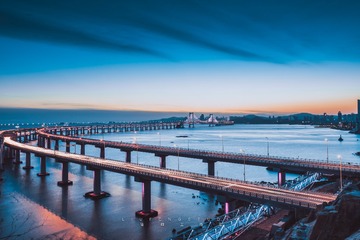 日落后的跨海大桥