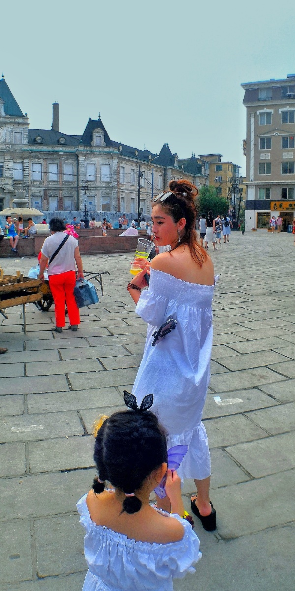 大连俄罗斯风情街俩美女