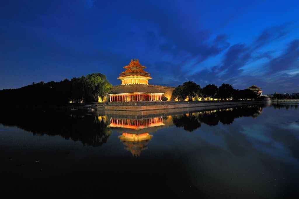 《角楼夜色》 <br />
—————————————————————— <br />
紫禁城的角楼<br />
 摄影爱好者拍烂了的地方<br />
 尽管如此<br />
 仍有大量影友乐此不疲<br />
 这里也包括我