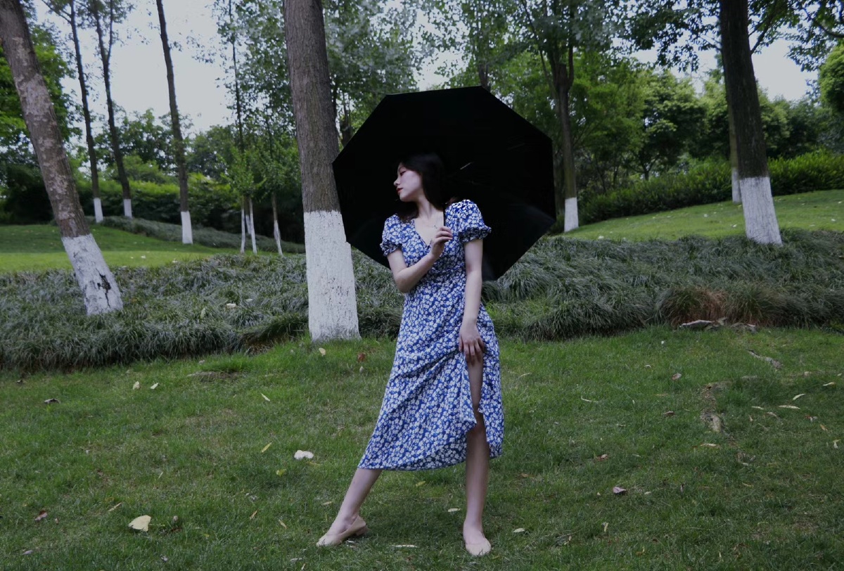 夏天草坪碎花裙