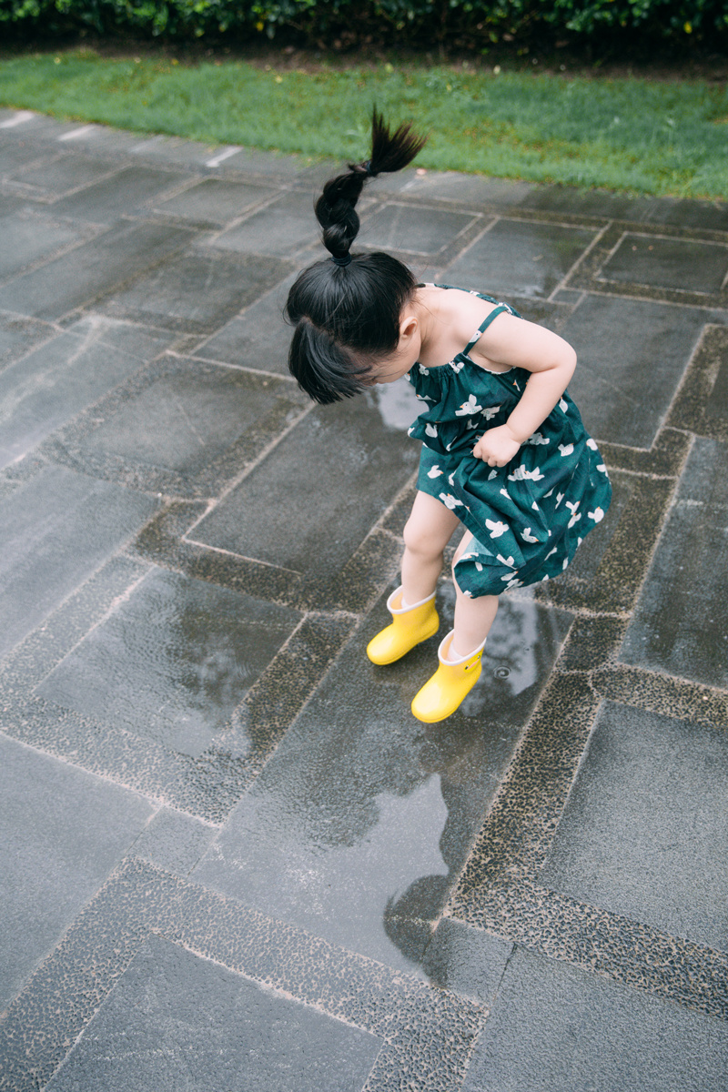 趁着午后停雨的间隙,穿着小雨靴去找水坑踩水啦~雨后,青草散出清新的