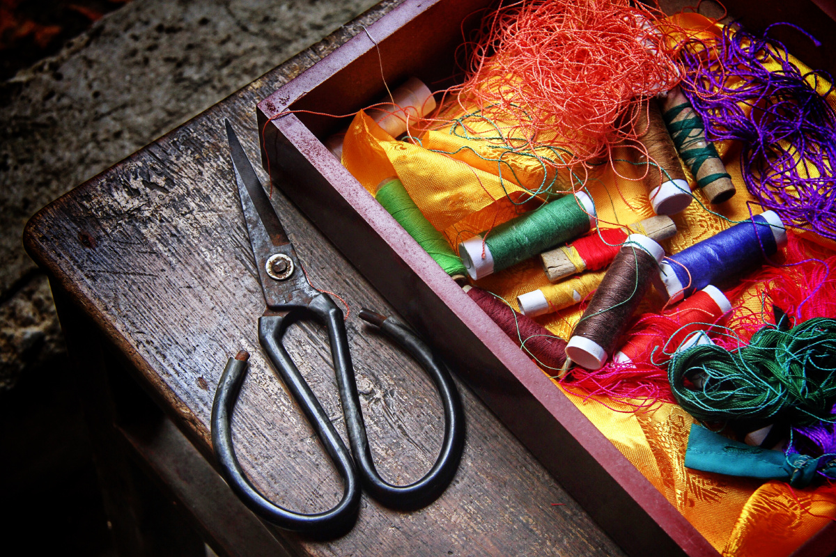 摄于浙江松阳县山村的一对老夫妻老奶奶做针线活儿两夫妻过着幸福的