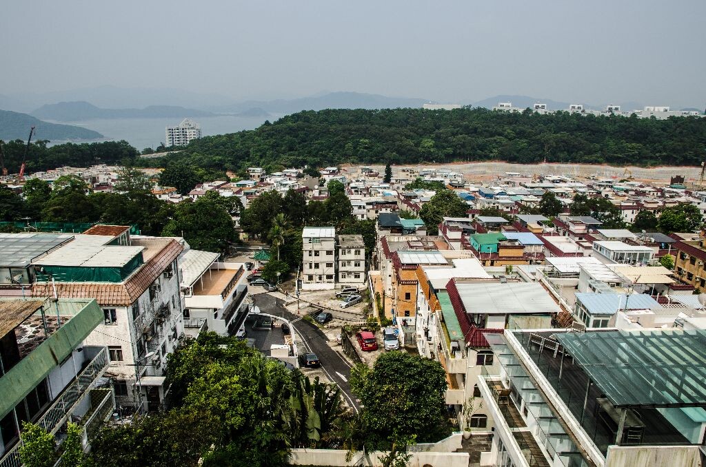 大浦仔村<br />
就是这种平民窟样的房子，30平左右月租要上万，都是想发财的村民