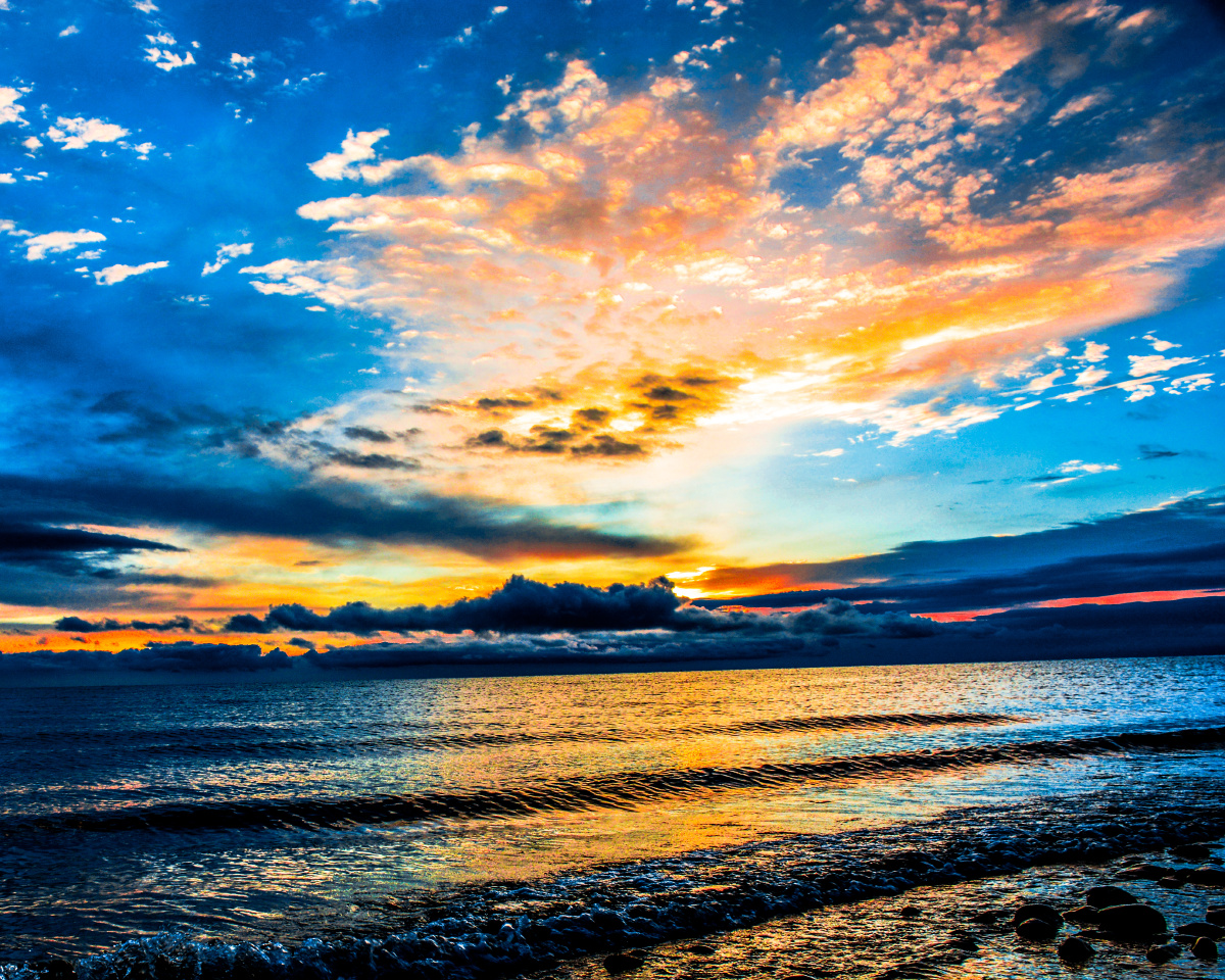 油画质感的日出拍摄于青海湖应该是三年前拍的昨天晚上修照片的还有