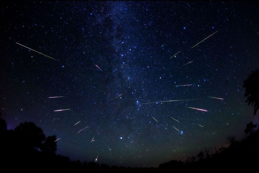 2013年英仙座流星雨，拍摄于张家口；主要是群内流星，反向延长可汇集于辐射点，最长那颗是偶发流星。
