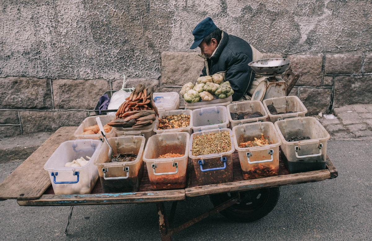 街角售卖咸菜商贩