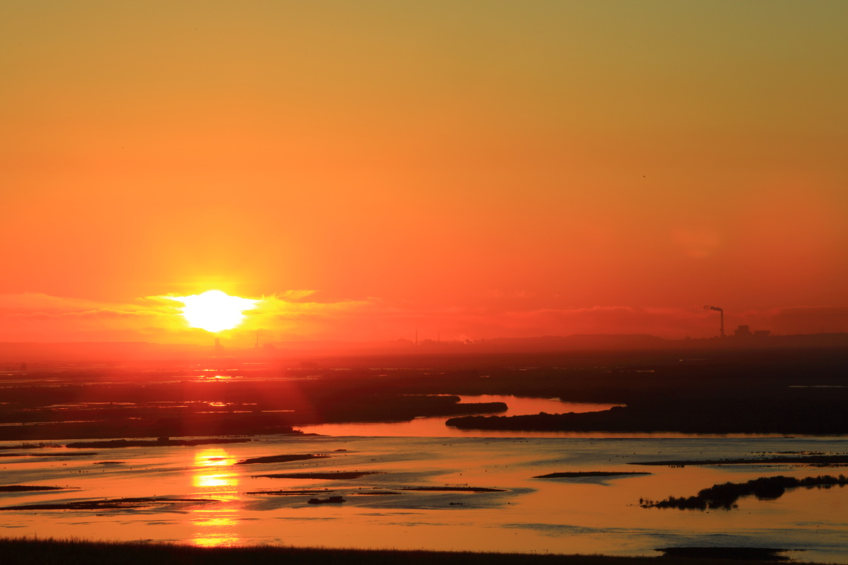 草原升起不落的太阳 br />