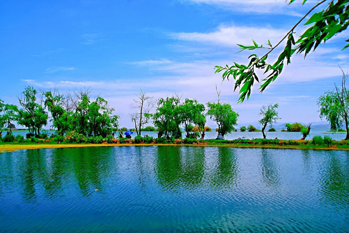 主题:【滇池的夏天——天蓝水碧】摄影:【赵谢荣】