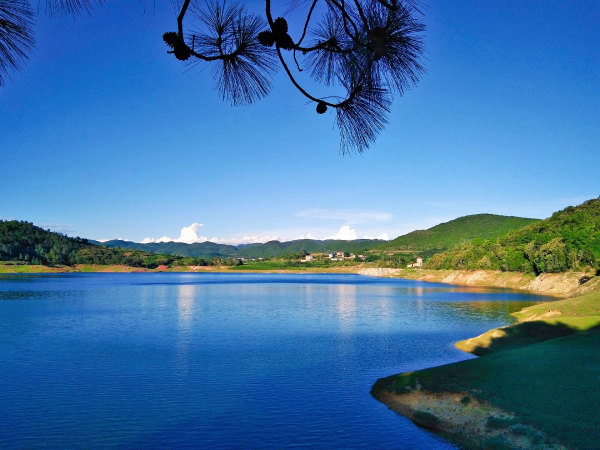 主题云南武定猫街新村水库夏景二摄影赵谢荣