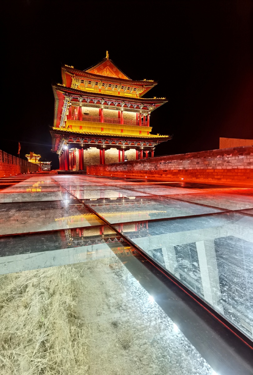 宁夏吴忠市盐池县古城墙仿古建筑夜景很迷人华为手机拍摄