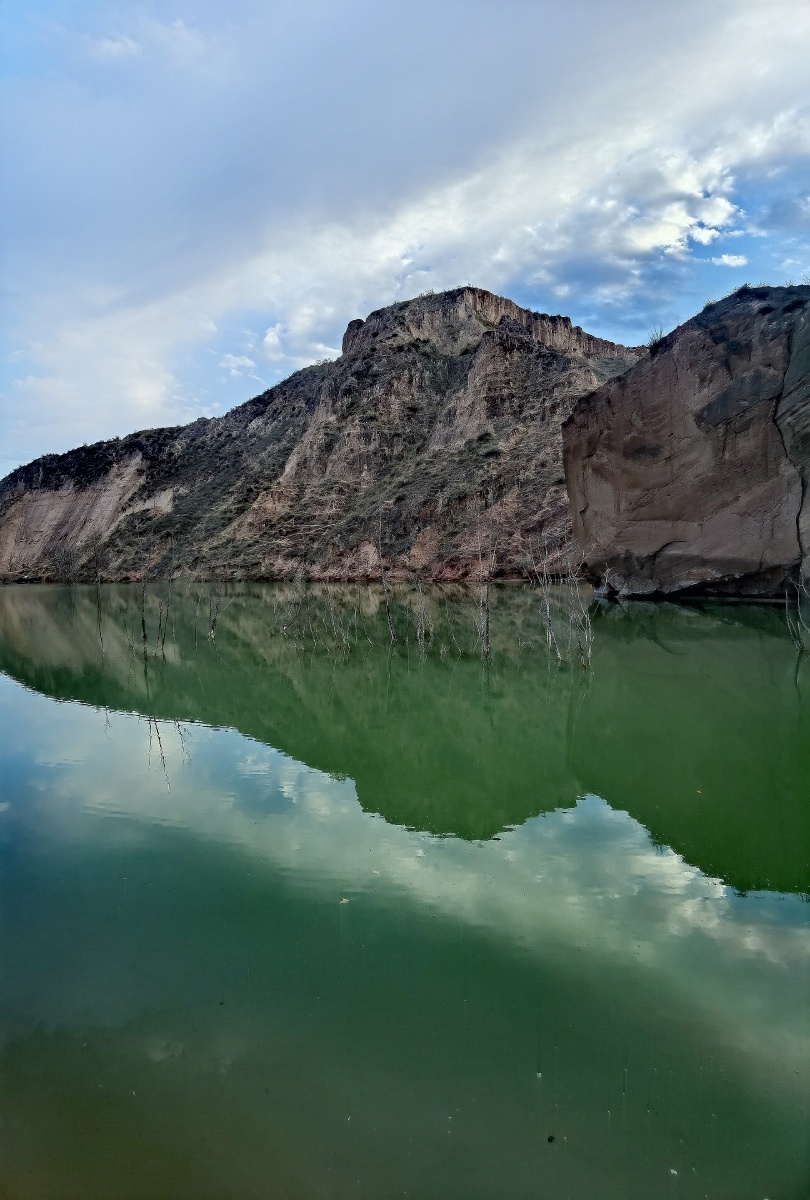 陕西省榆林市靖边波浪谷迷人倒影山水如画风光无限