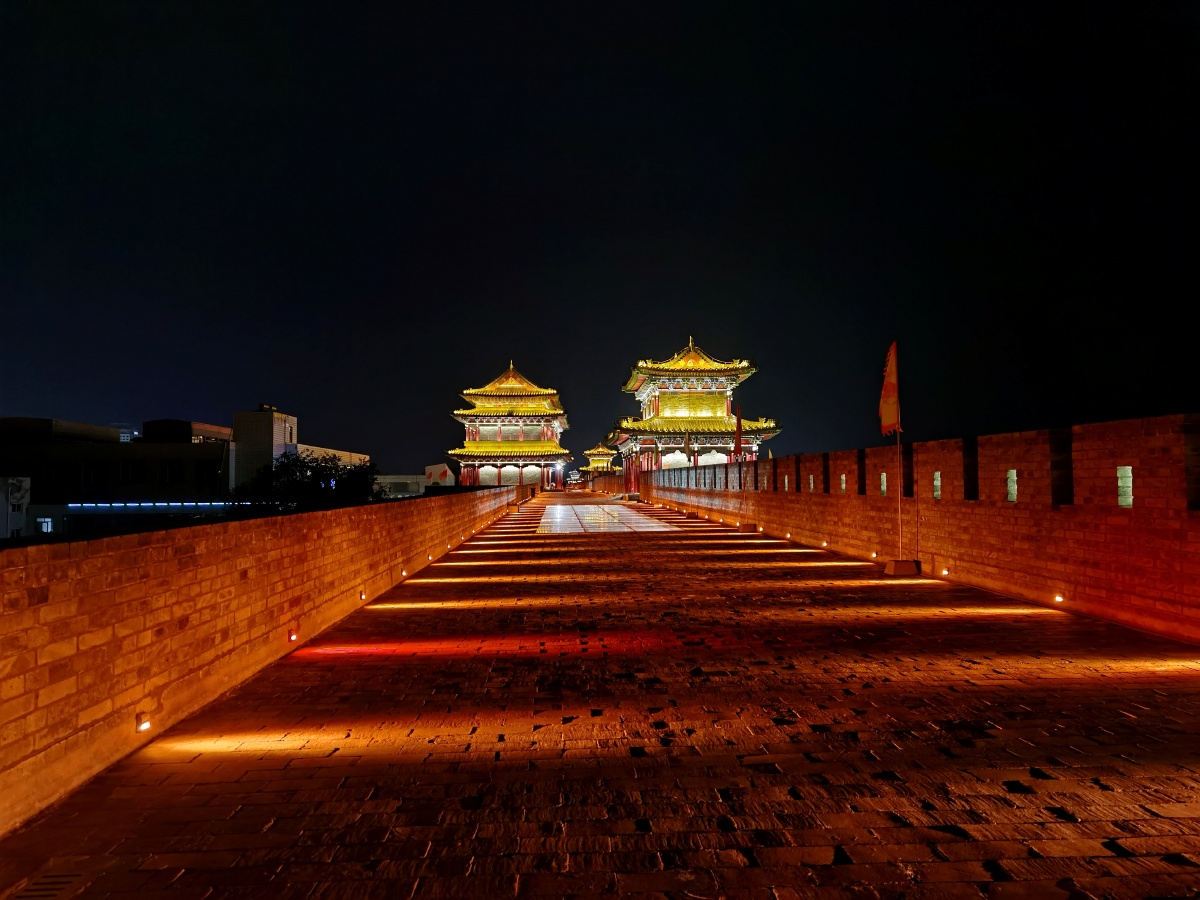 宁夏吴忠市盐池县古城墙仿古建筑夜景很迷人华为手机拍摄