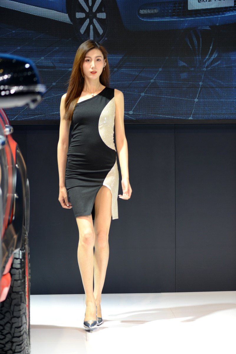 车展美女模特美女车模很有气质