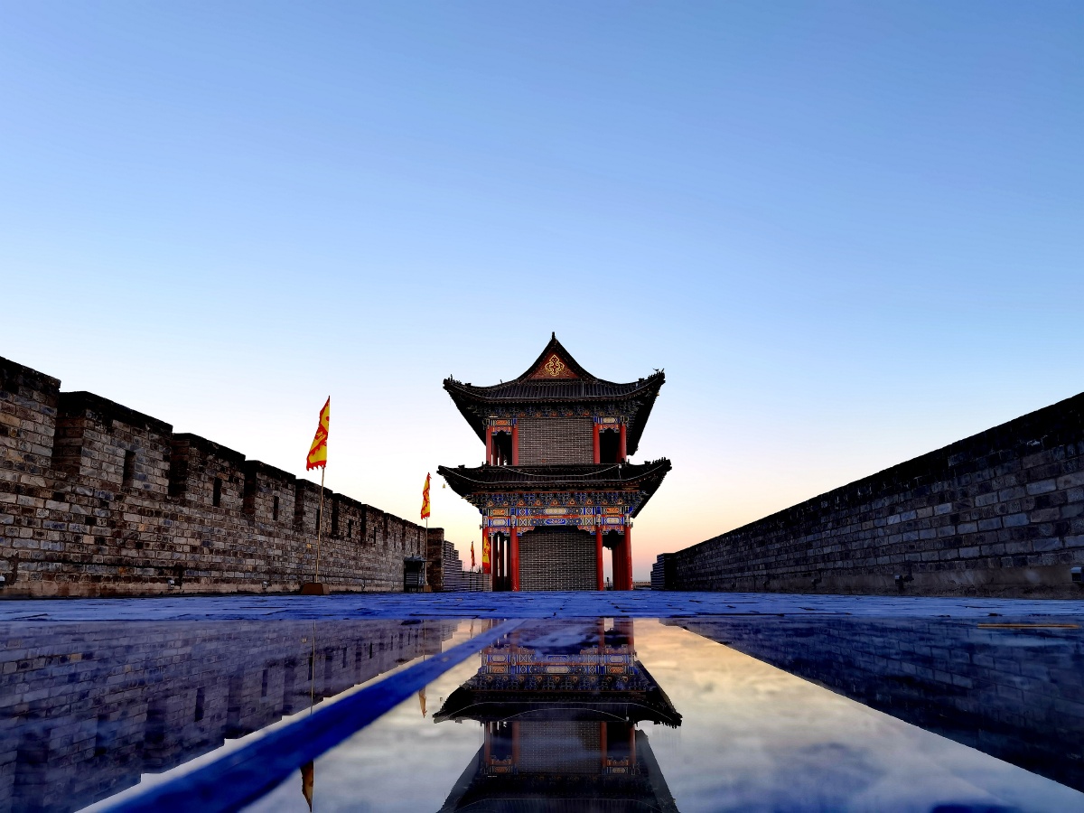 蓝天下的仿古城楼盐池县仿古城墙上的古建筑华为手机拍摄