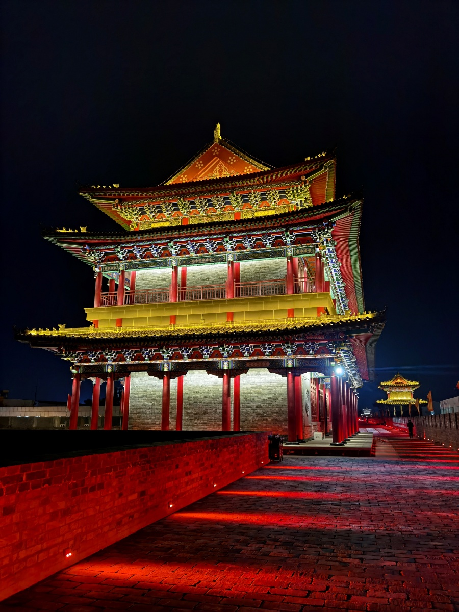宁夏吴忠市盐池县古城墙仿古建筑夜景很迷人华为手机拍摄