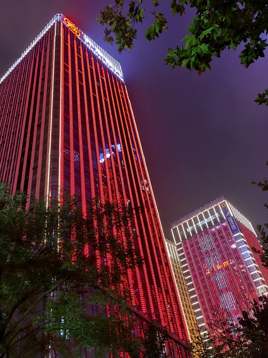 西安的高楼大厦夜景灯光秀很迷人漂亮