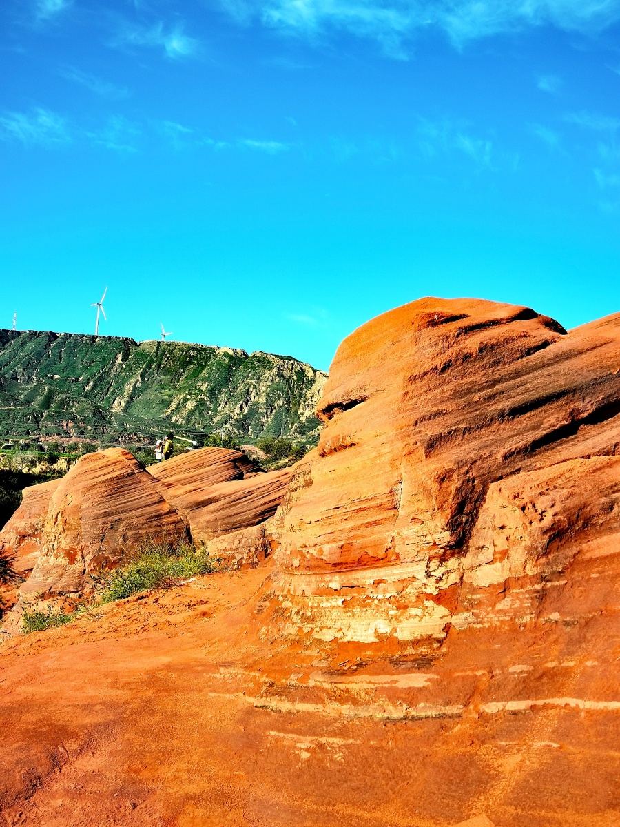 陕北好风光之靖边波浪谷蓝天下的地质奇观丹霞地貌旅游好地方华为手机