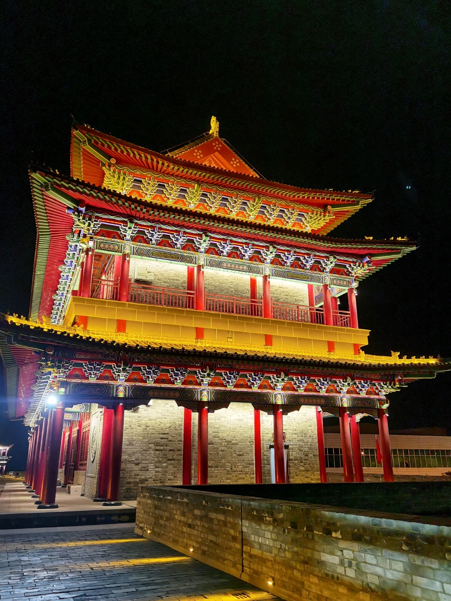 宁夏吴忠市盐池县古城墙仿古建筑夜景很迷人华为手机拍摄